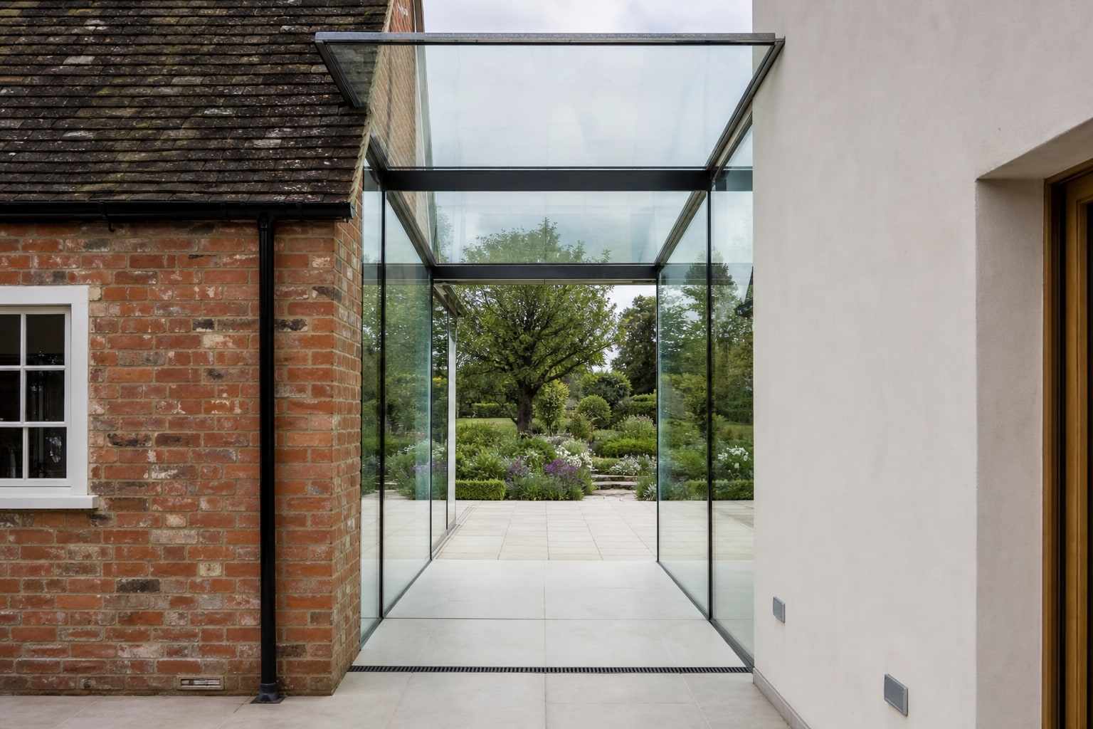 Structural glass link in a Harpenden home