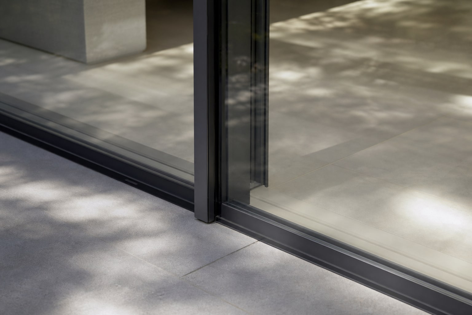 Slim steel mullion and glass joint detail