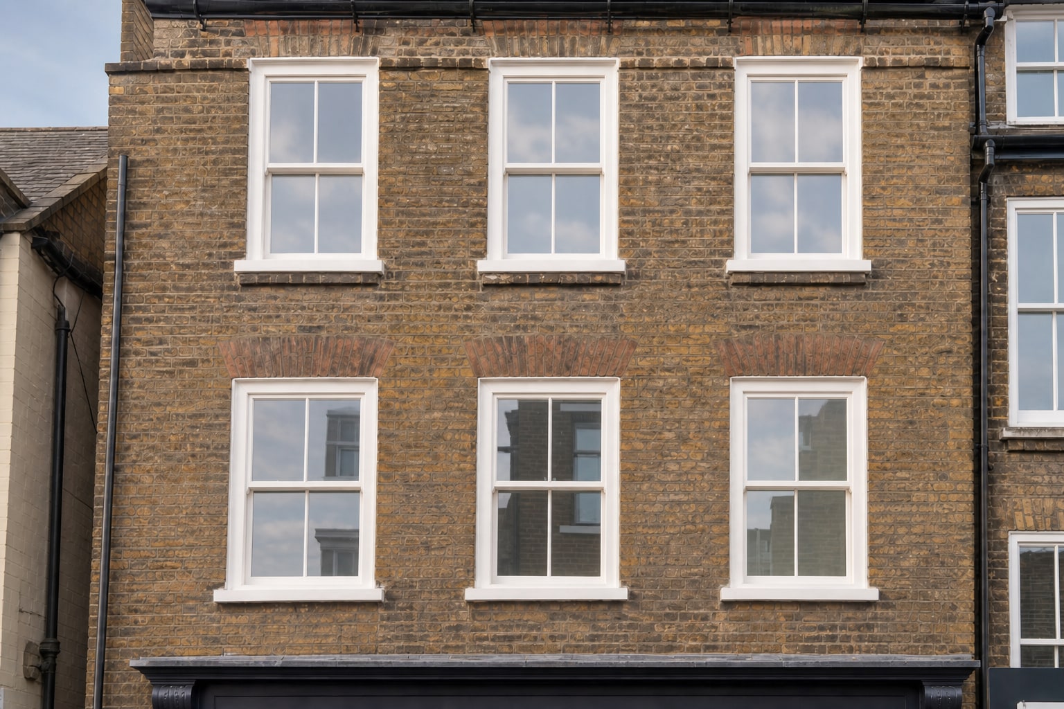 Closed sash glazing with soft reflections